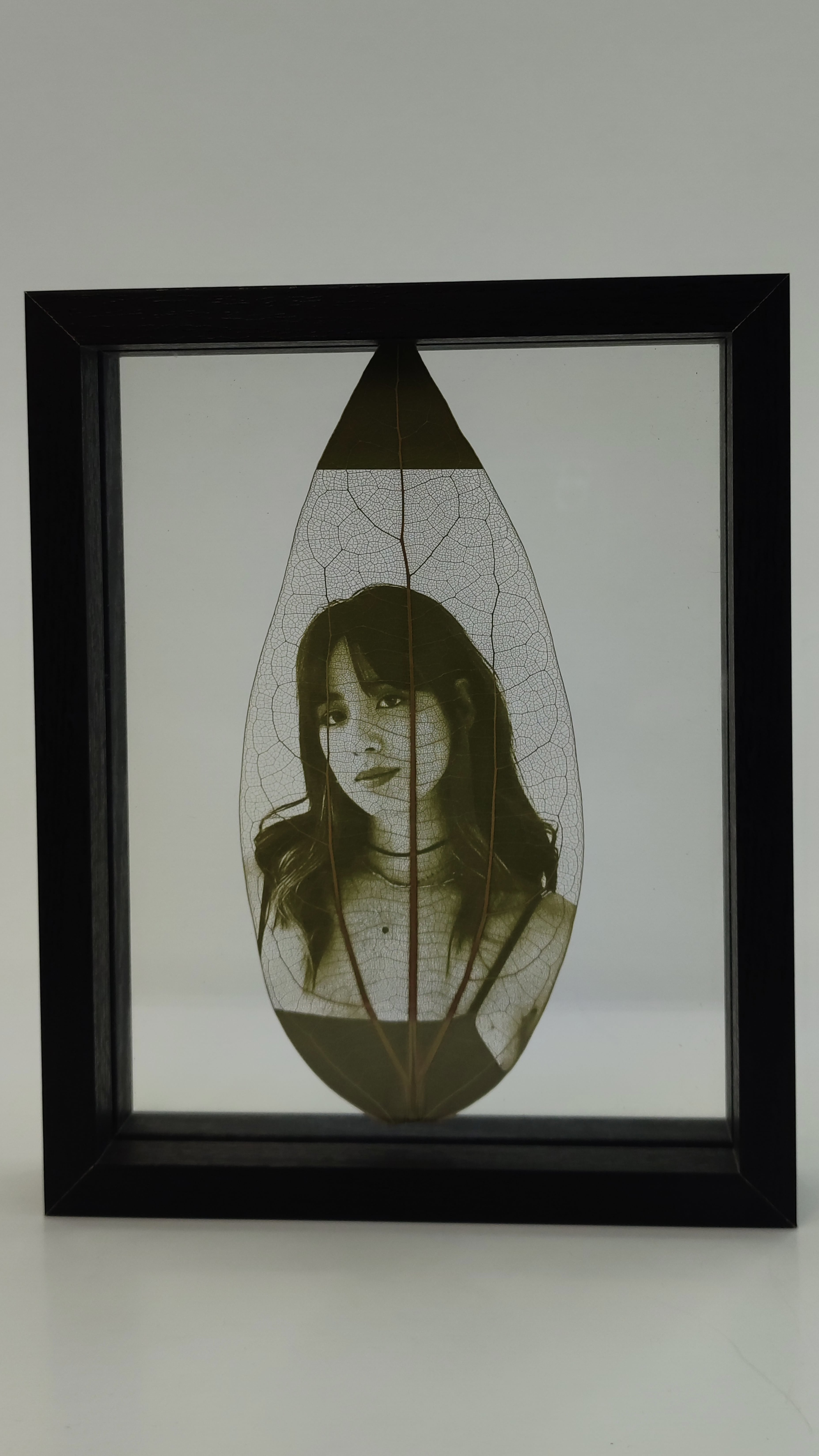 کادو خاص و رومانتیک: قاب کلاسیک دوطرفه با تصویر حک‌شده روی برگ واقعی، ایده‌ای بی‌نظیر برای هدیه