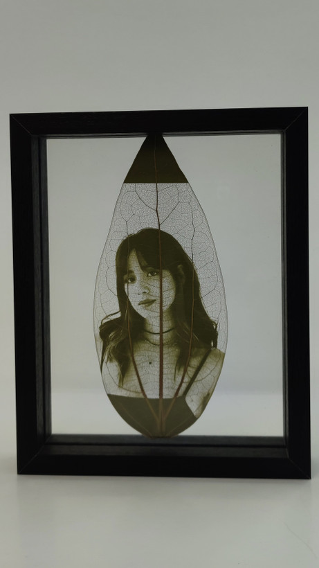 کادو خاص و رومانتیک: قاب کلاسیک دوطرفه با تصویر حکشده روی برگ واقعی، ایدهای بینظیر برای هدیه