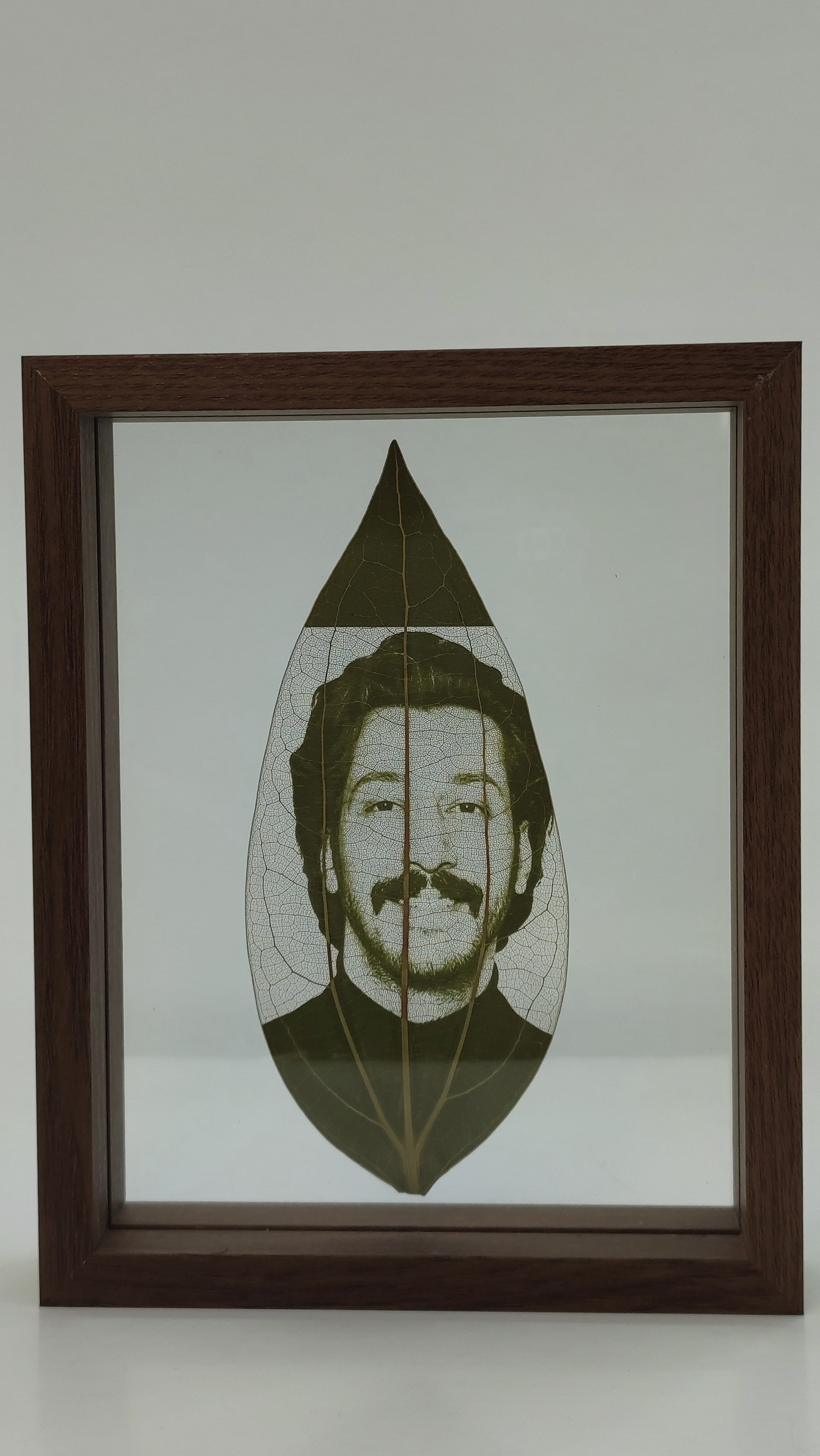 هدیه عاشقانه و شیک: قاب دوطرفه با حکاکی تصویر روی برگ طبیعی، مناسب روزهای خاص و مناسبت‌های ویژه