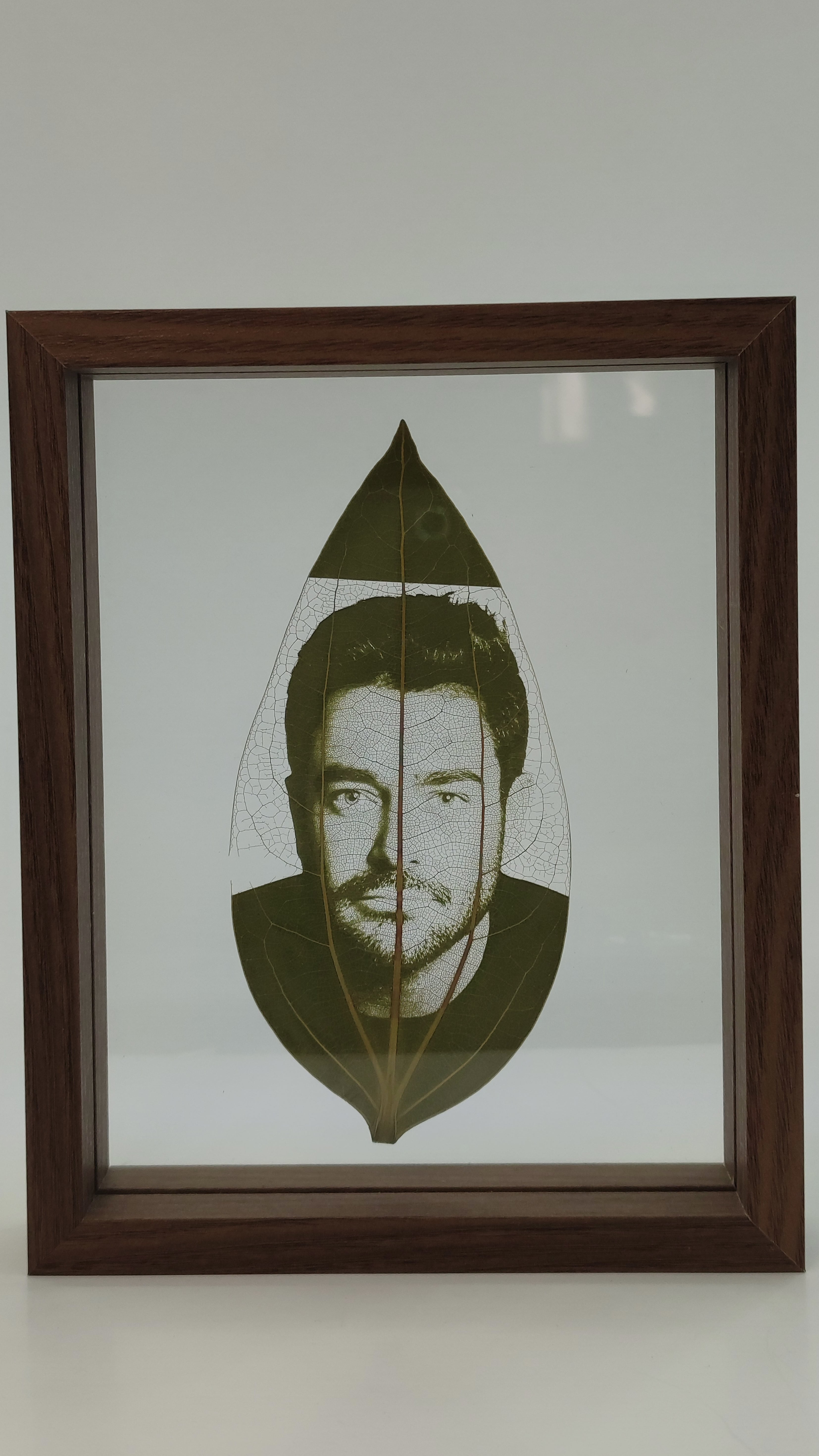 کادوی ماندگار و عاشقانه: قاب کلاسیک دوطرفه با عکس حک شده روی برگ طبیعی، انتخابی بی‌نظیر برای عشق