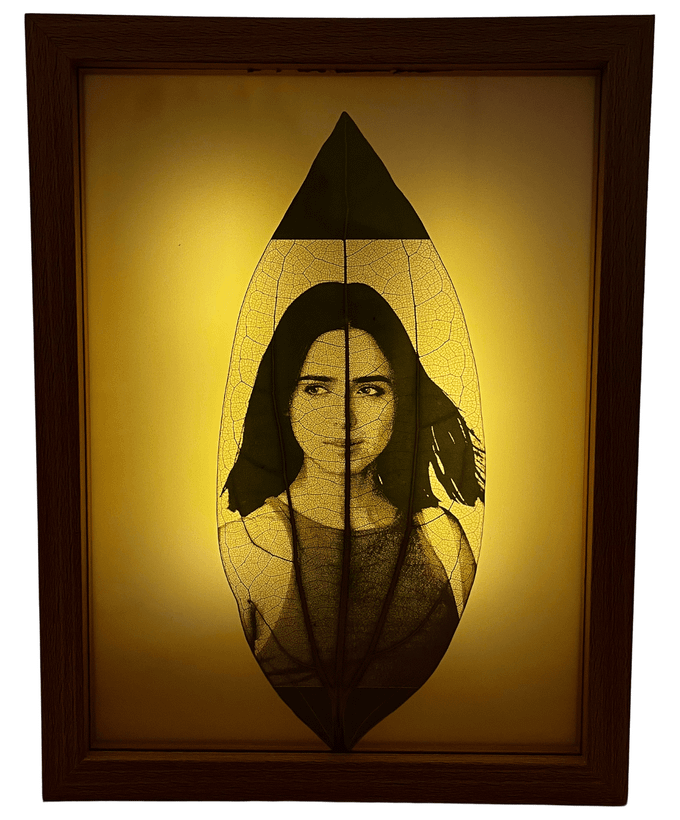 کادو لاکچری قاب لایتدار با حک عکس روی برگ طبیعی – بهترین هدیه خاص و ماندگار