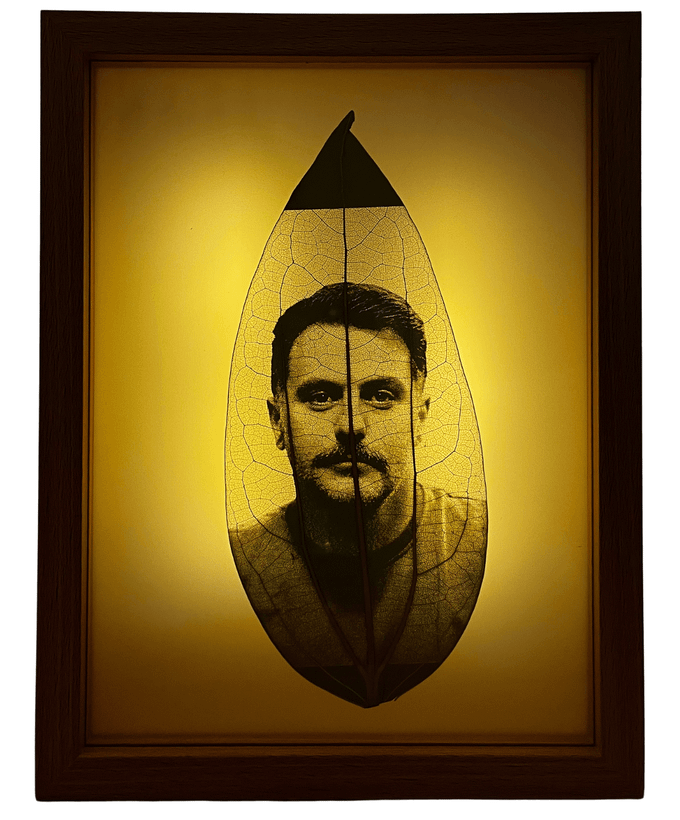 هدیه خاص قاب لایتدار با حک تصویر روی برگ واقعی – مناسب سالگرد و تولد