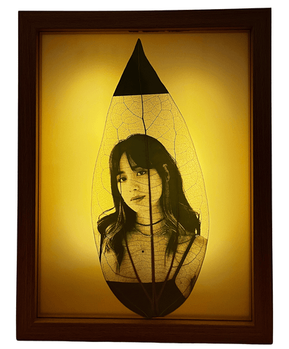 قاب لایتدار شارژی با حکاکی روی برگ طبیعی – بهترین انتخاب برای کادو و هدیه خاص و لاکچری