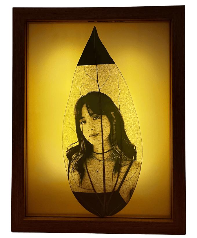 قاب لایتدار شارژی با حکاکی روی برگ طبیعی – بهترین انتخاب برای کادو و هدیه خاص و لاکچری