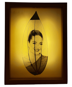 خرید آنلاین کادو و هدیه لاکچری – قاب دوطرفه با حک چهره روی برگ طبیعی، انتخابی ماندگار