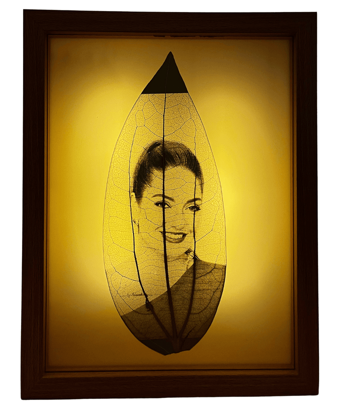 خرید آنلاین کادو و هدیه لاکچری – قاب دوطرفه با حک چهره روی برگ طبیعی، انتخابی ماندگار