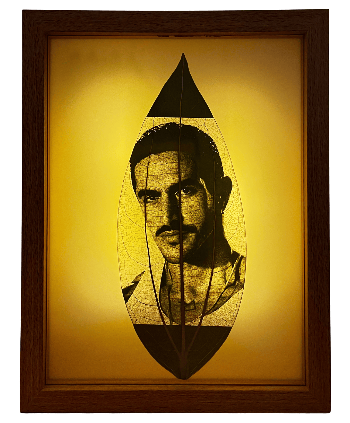 بهترین ایده کادو و هدیه عاشقانه – قاب دست‌ساز با حک تصویر روی برگ طبیعی و طراحی هنری