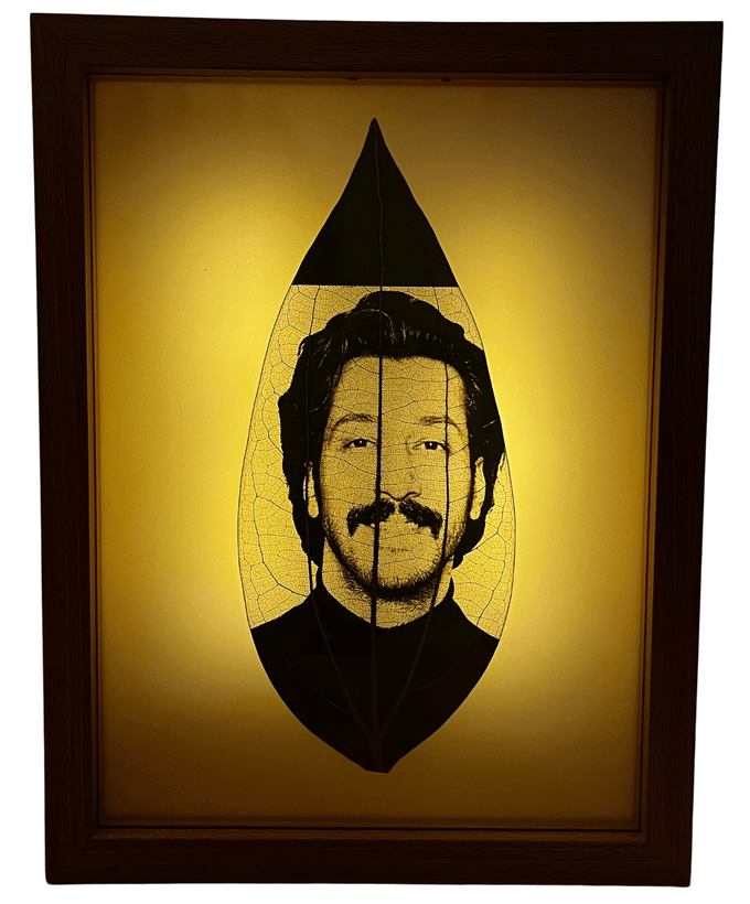 کادو و هدیه شخصیسازی شده – قاب لایتدار هنری با برگ طبیعی حکاکی شده برای سورپرایز خاص