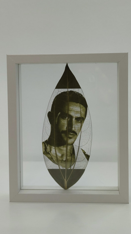 هدیه رمانتیک و خاطرهانگیز: قاب دوطرفه کلاسیک با تصویر حک شده روی برگ طبیعی، بهترین کادو برای عزیزان